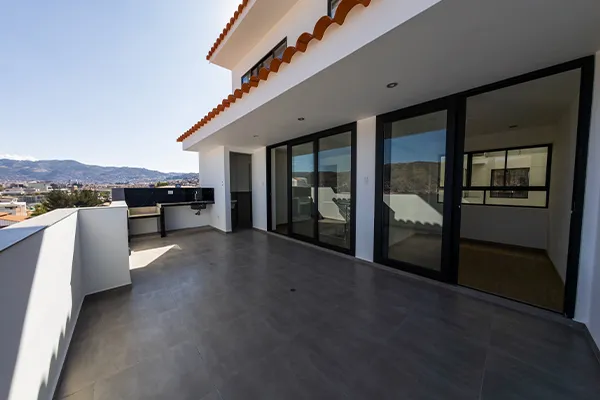 Terraza con parrilla del dúplex